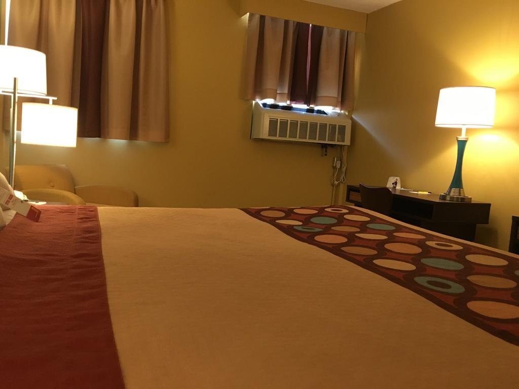 Super 8 By Wyndham Motel *